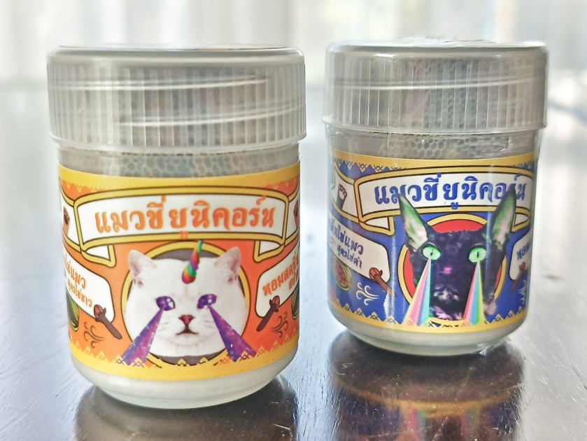 ยาดมสมุนไพรแบรนด์แมวขี่ยูนิคอร์น สูตรไข่ขาวและไข่ดำ ดีไซน์แมวมีเขายูนิคอร์น กลิ่นหอมสดชื่นในกระปุกพกพา